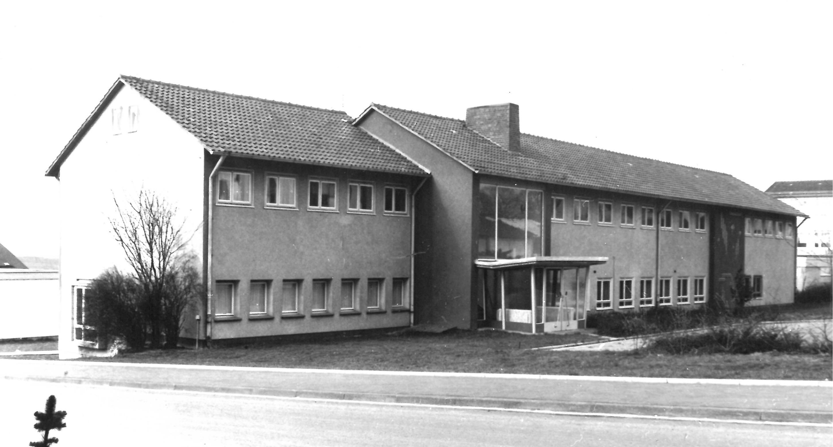 Der alte Haupteingang der Grundschule in  1972. @Gemeinde Niestetal